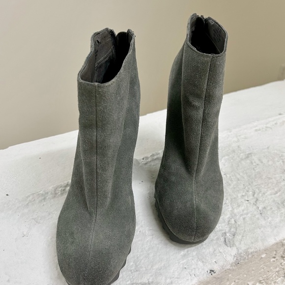 Gorgeous Suede Healed Ankle Boots - Picture 3 of 6